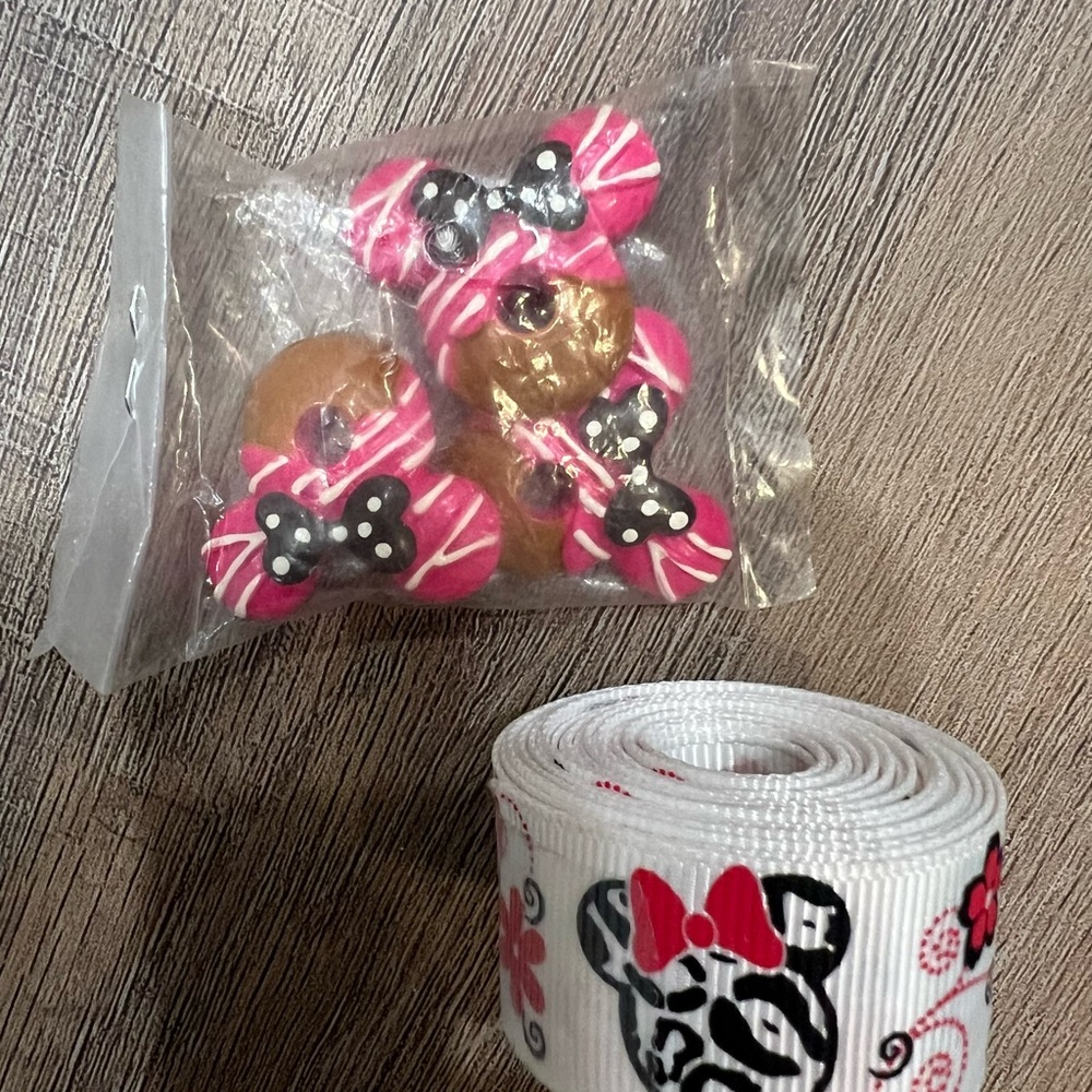 New Minnie Mouse Ribbon and Button Set - Picture 2 of 5